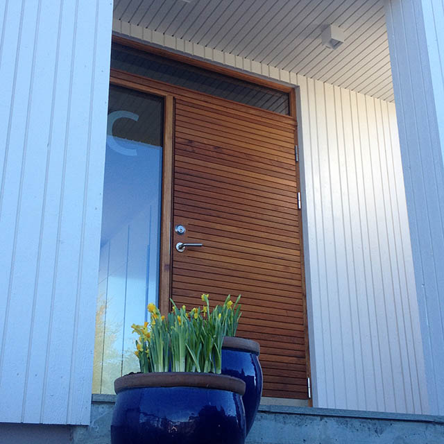 Ytterdörr i teak med liggande panel och sidoljus och överljus