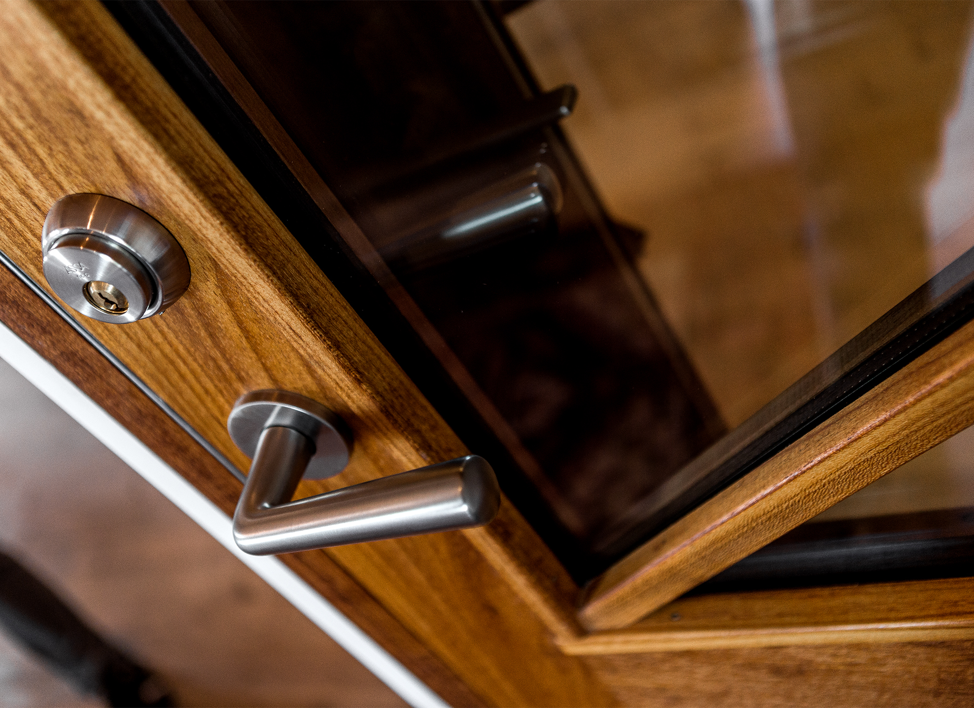 handtag och lås till snygga ytterdörrar