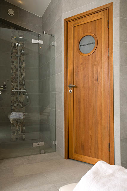 Innerdörr i teak med runt glas