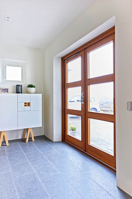 Pardörr i massiv teak med glasfält