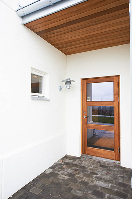 Ytterdörr i massiv teak med glas