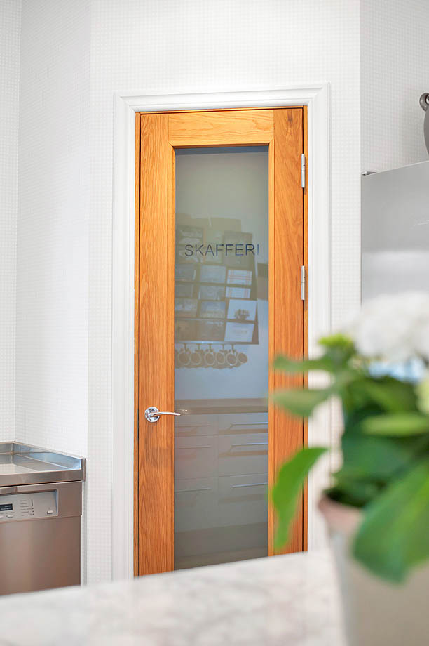 Massiv innerdörr i ek med glas