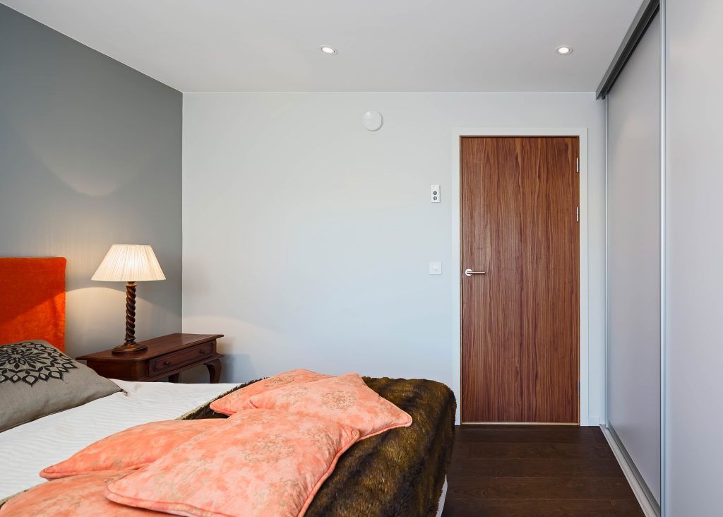 slät innerdörr i valnöt