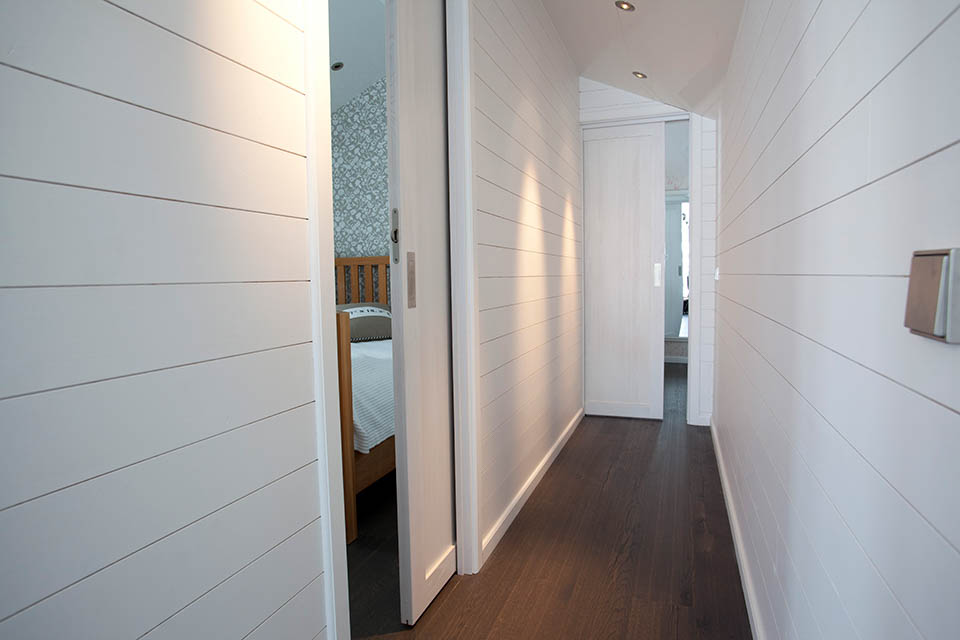 Skjutdörrar i vit ask