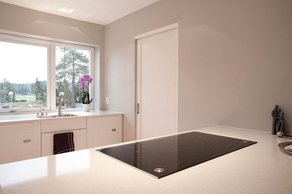 skjutdörr i vitmålad ask