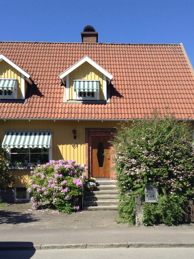 testa ytterdörr till gult hus