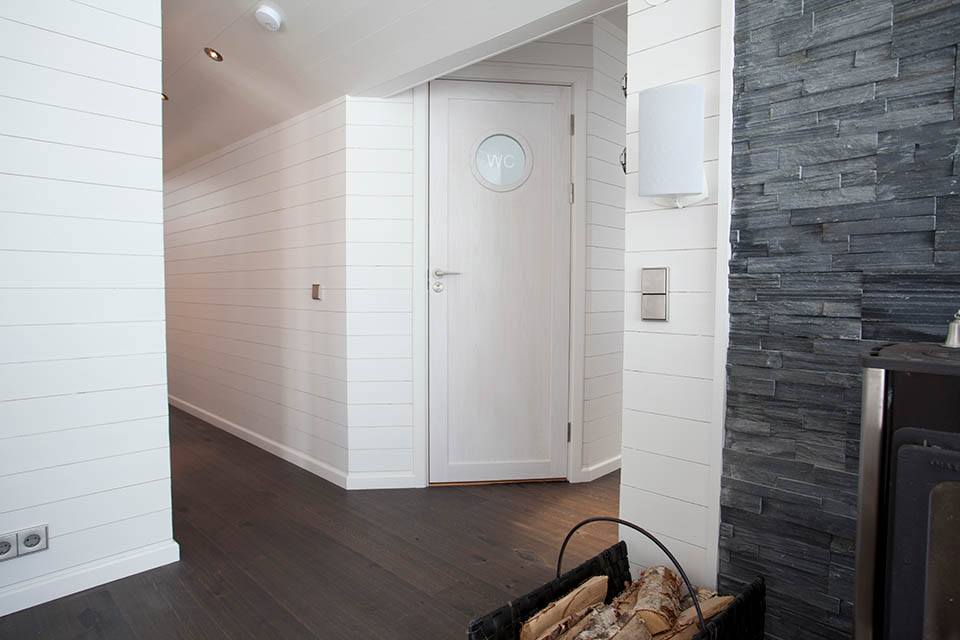 vita innerdörrar i massiv ask med runt glas