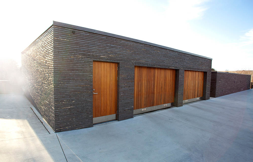 Ytterdörr med stående panel i teak och sparkplåt