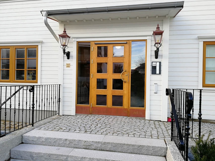 Entréparti med ytterdörr i ek med två sidoljus