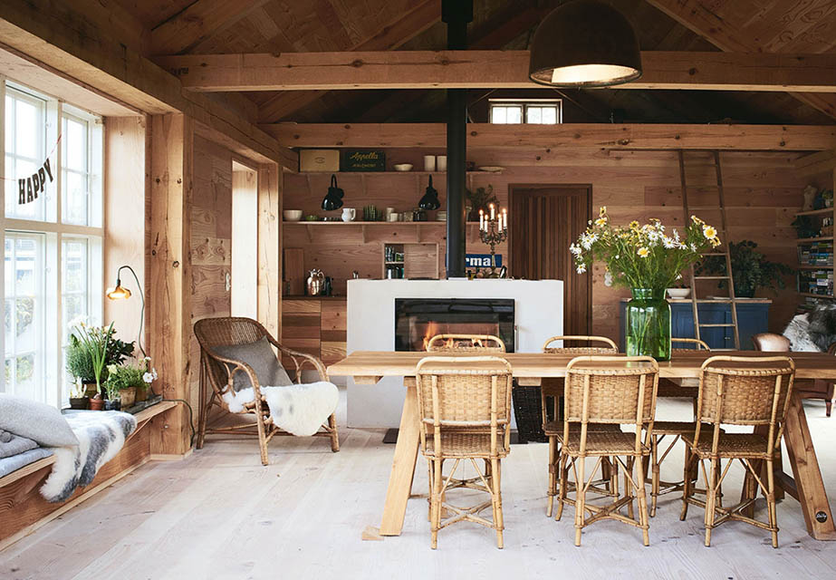 innerdörr med däcksribb i massiv freijo eller teak