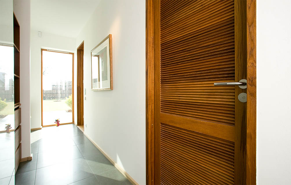 innerdörr i massiv teak med liggande sinuspanel