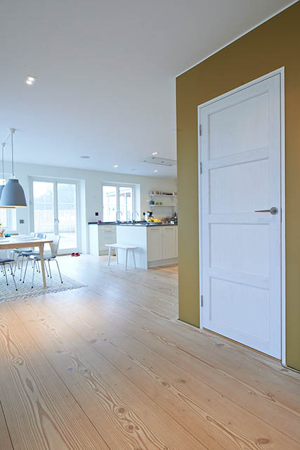 innerdörr med fyra speglar