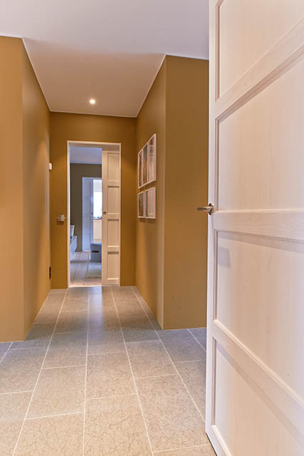 vit penselmålad innerdörr