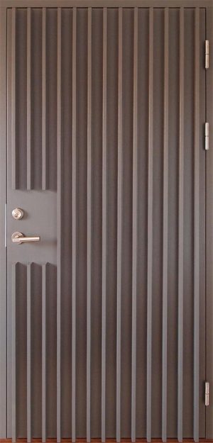 gråmålad ytterdörr med ribbor