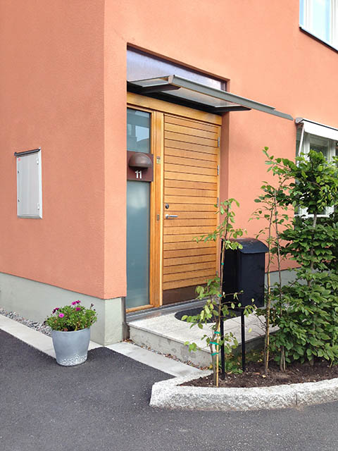 Ytterdörr med liggande panel i ek och sidoljus