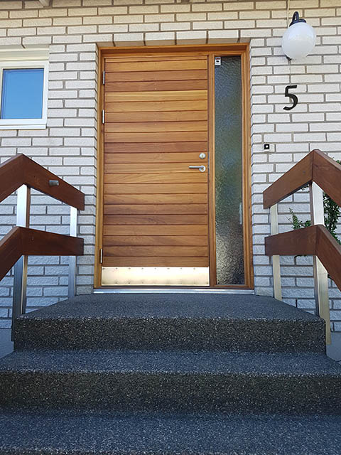 Ytterdörr med liggande panel i teak och sidoljus