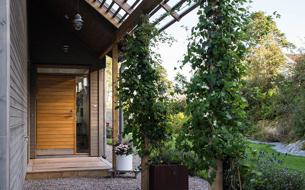 Ytterdörr med liggande panel i ek och sidoljus