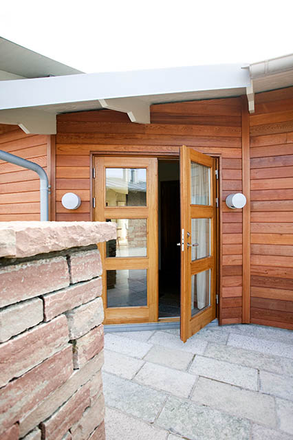 Ytterdörr i massiv teak med glas