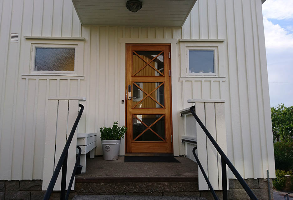 Ytterdörr i massiv freijo med glas