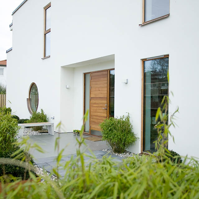 Ytterdörr med liggande panel i teak och sidoljus