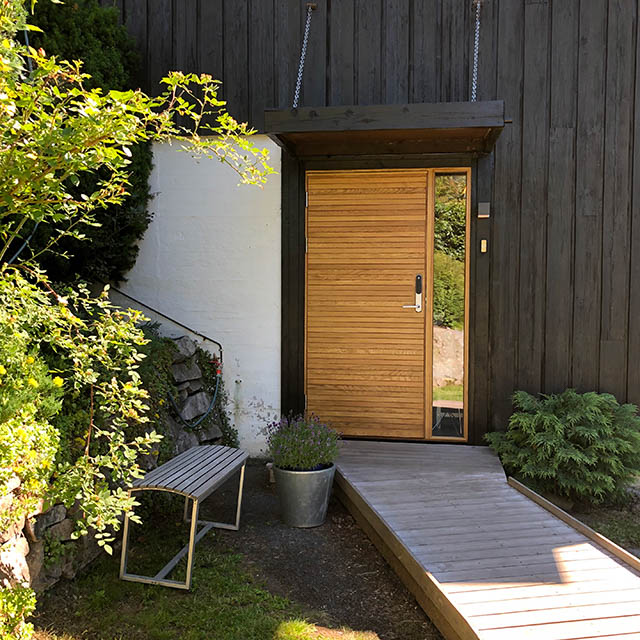 Ytterdörr i ek med liggande panel