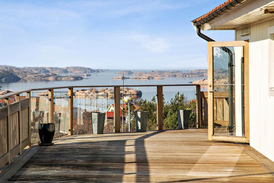 Altandörr med stort glas, byggd i massiv freijo