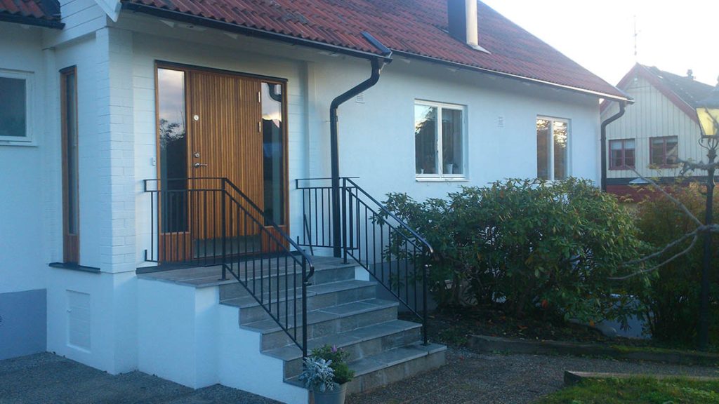 Ytterdörr i ek med sidoljus