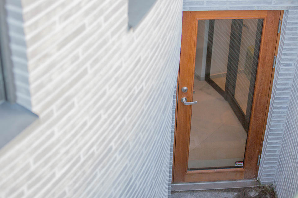 Terassdörr med stort glas, byggd i massiv teak