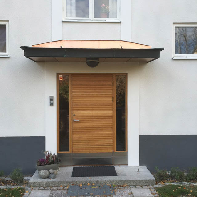 Ytterdörr i ek med liggande panel och sidoljus