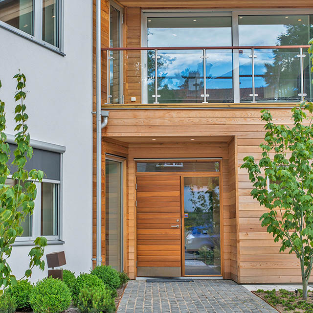 Ytterdörr med liggande panel i teak och sidoljus