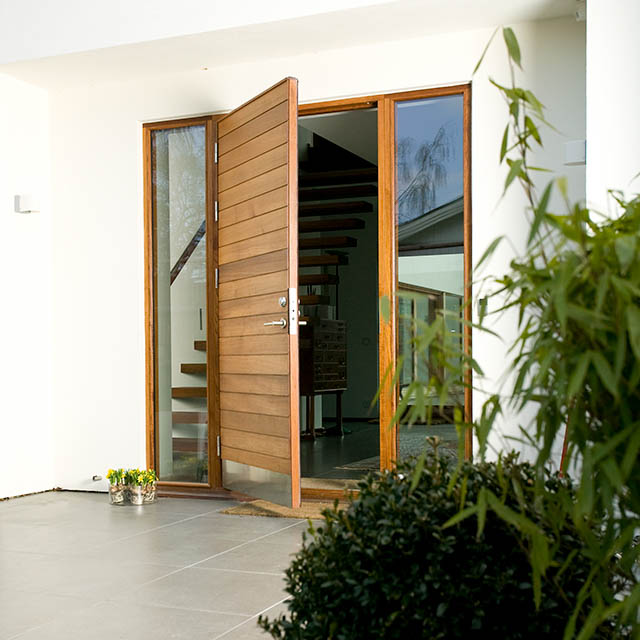 Ytterdörr med liggande panel i teak och sidoljus